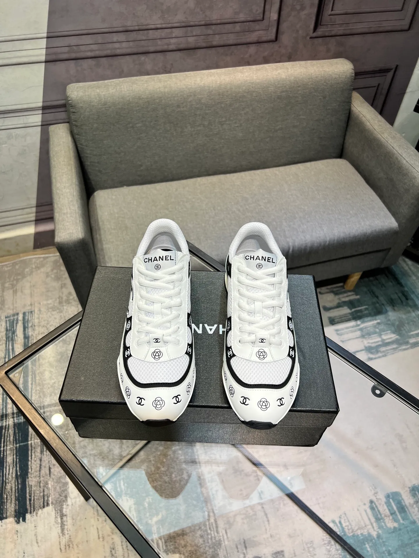Men's men's shoes 💰640 Exclusive real shot (top version) CHANEL Chanel 2025ss color matching thick-soled casual sports shoes and sneakers. The counter is synchronized. The counter is very popular. A shoe that is very difficult to buy. The most popular thick-soled panda shoes on the Internet. It can be imagined that Xiaoxiang control can't miss it. It has both good looks and comfort. Simple and versatile white shoes. The thick sole increases the height and is super versatile. Close your eyes and wear it. Whoever wears it will look better. Upper: calfskin Lining: imported sheepskin lining Outsole: TPU original outsole Size: 35-44 (customized for women 41 and 40, and 45 for men)